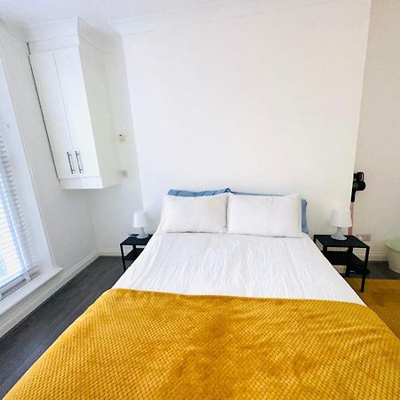 A Modern 2 Bedroom Seaside Apartment 哈斯丁 外观 照片